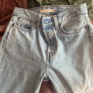 Levi’s Wedgie Straight Leg Light Wash Jeans size 25